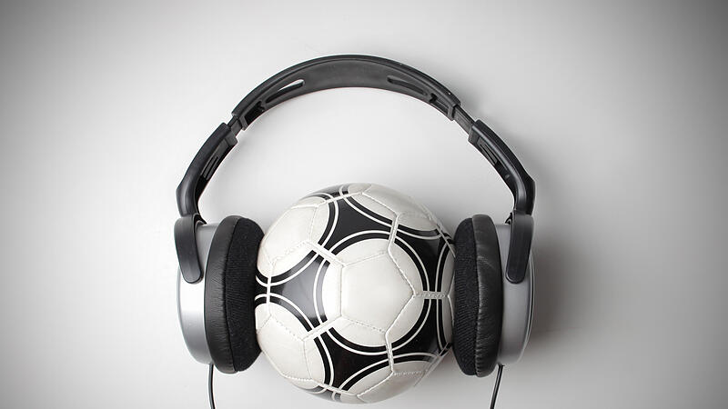 Fußball und Musik gehen oft Hand in Hand. Wir haben uns bei Komponisten umgehört, was eine gute Vereins-Hymne ausmacht. Fußball und Musik gehen oft Hand in Hand. Wir haben uns bei Komponisten umgehört, was eine gute Vereins-Hymne ausmacht.