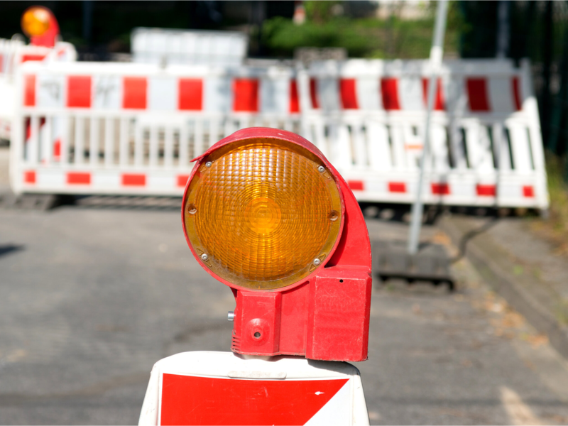 Wegen Bauarbeiten an der Autobahn ist die Straße gesperrt (Symbolfoto)