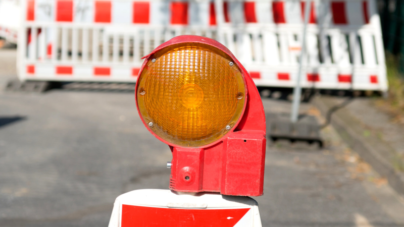 Wegen Bauarbeiten an der Autobahn ist die Stra&szlig;e gesperrt (Symbolfoto)