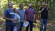 Bei einer Waldbegehung hat Matthias Wallrapp (rechts) den Mitgliedern des Bauausschusses viel Spannendes über den Stadtwald in Hammelburg zu berichten. Bei einer Waldbegehung hat Matthias Wallrapp (rechts) den Mitgliedern des Bauausschusses viel Spannendes über den Stadtwald in Hammelburg zu berichten.