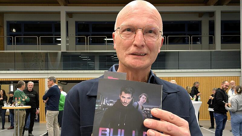 Autor Hubert Ziegler alias Orlando Stein las beim Neujahrsempfang der Gemeinde N&uuml;dlingen aus seinem Kriminalroman &bdquo;Bulle und Finn&ldquo;.