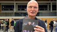 Autor Hubert Ziegler alias Orlando Stein las beim Neujahrsempfang der Gemeinde Nüdlingen aus seinem Kriminalroman „Bulle und Finn“.