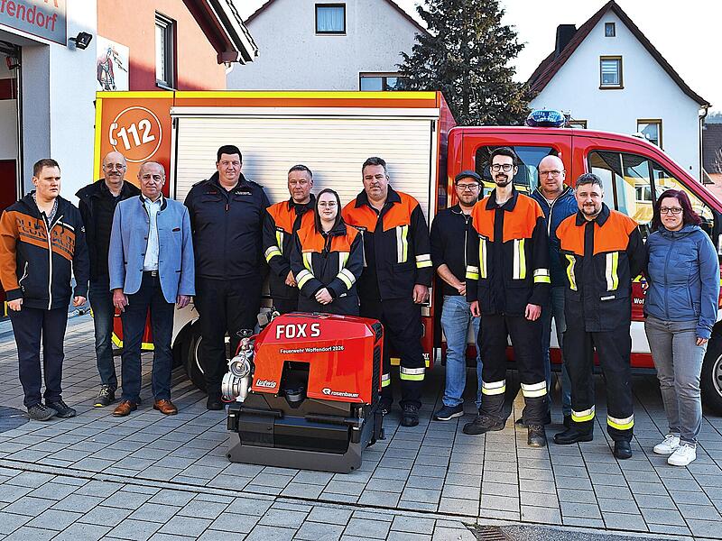 Die F&uuml;hrungskr&auml;fte der Ortswehr von Woffendorf, der St&uuml;tzpunktwehr von Altenkunstadt sowie die Mitglieder der Kreisbrandinspektion von Lichtenfels waren ebenso dabei wie B&uuml;rgermeister Robert H&uuml;mmer, als die neue Tragkraftspritze f&uuml;r die Freiwillig...
