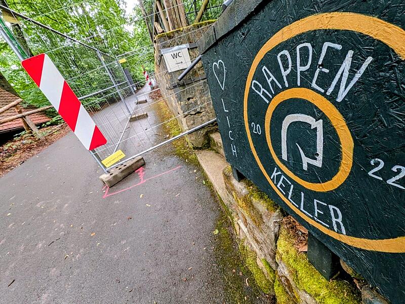 Rappen-Keller Forchheim SanierungForchheim & Fränkische Schweiz Ein Bauzaun schützt aktuell die Steinmauer am Rappen-Keller im Forchheimer Kellerwald. Oder vielmehr: Er schützt Spaziergänger vor ihr. Was dahintersteckt und wie es weitergeht.