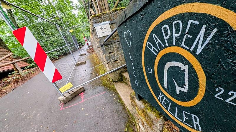 Ein Bauzaun sch&uuml;tzt aktuell die Steinmauer am Rappen-Keller im Forchheimer Kellerwald. Oder vielmehr: Er sch&uuml;tzt Spazierg&auml;nger vor ihr. Was dahintersteckt und wie es weitergeht.