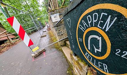 Ein Bauzaun sch&uuml;tzt aktuell die Steinmauer am Rappen-Keller im Forchheimer Kellerwald. Oder vielmehr: Er sch&uuml;tzt Spazierg&auml;nger vor ihr. Was dahintersteckt und wie es weitergeht.