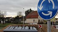 Der Garitzer Kreuzung &ndash; ein wichtiger Knotenpunkt f&uuml;r Bad Kissingen &ndash; wurde letztes Jahr zum Kreisel umgebaut. Jetzt zieren Stadtsilhuetten den H&uuml;gel in der Mitte.