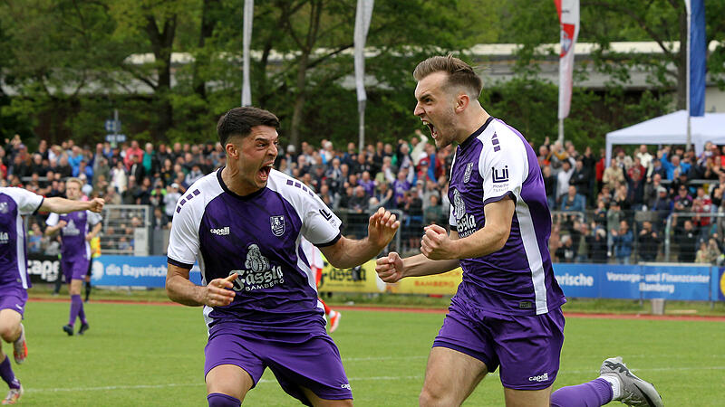 Der FC Eintracht Bamberg (violett) sicherte sich durch einen Last-Minute-Sieg gegen den FC Bayern M&uuml;nchen II die Relegation.