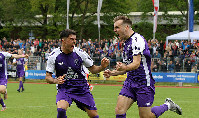 Der FC Eintracht Bamberg (violett) sicherte sich durch einen Last-Minute-Sieg gegen den FC Bayern München II die Relegation.FC Eintracht Bamberg - FC Bayern München II Der FC Eintracht Bamberg (violett) sicherte sich durch einen Last-Minute-Sieg gegen den FC Bayern München II die Relegation.