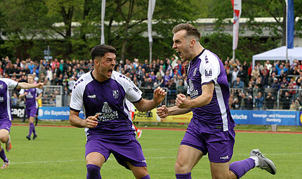 Der FC Eintracht Bamberg (violett) sicherte sich durch einen Last-Minute-Sieg gegen den FC Bayern München II die Relegation.FC Eintracht Bamberg - FC Bayern München II Der FC Eintracht Bamberg (violett) sicherte sich durch einen Last-Minute-Sieg gegen den FC Bayern München II die Relegation.