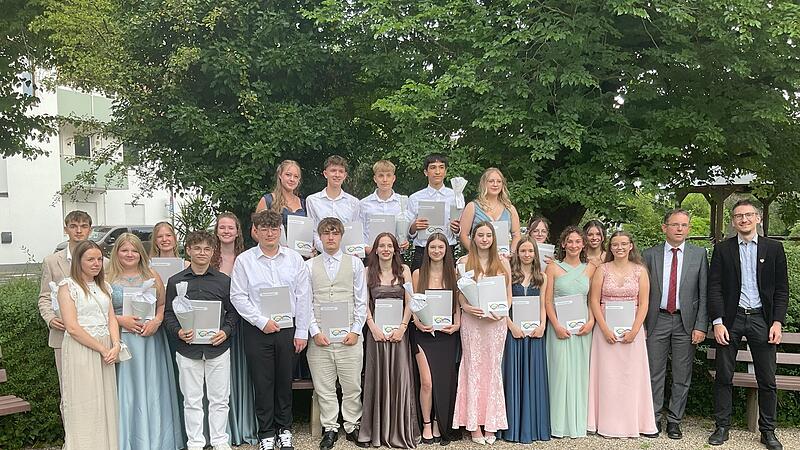 Die Staatliche Realschule Bad Br&uuml;ckenau verabschiedete ihre Zehntkl&auml;ssler mit viel Optimismus. Das Bild zeigt die Klasse 10b.