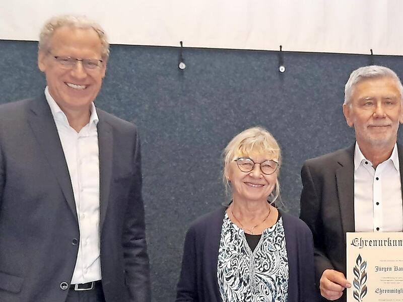 Zu Ehrenmitgliedern der TS Herzogenaurach wurden Lissy Kochmann und J&uuml;rgen Bauer ernannt, links B&uuml;rgermeister German Hacker.