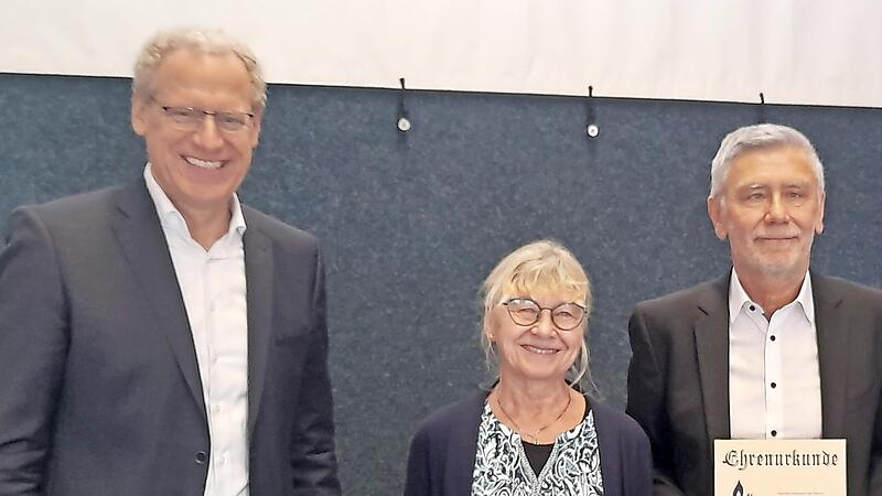 Zu Ehrenmitgliedern der TS Herzogenaurach wurden Lissy Kochmann und Jürgen Bauer ernannt, links Bürgermeister German Hacker. Zu Ehrenmitgliedern der TS Herzogenaurach wurden Lissy Kochmann und Jürgen Bauer ernannt, links Bürgermeister German Hacker.