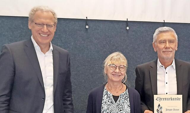 Zu Ehrenmitgliedern der TS Herzogenaurach wurden Lissy Kochmann und Jürgen Bauer ernannt, links Bürgermeister German Hacker. Zu Ehrenmitgliedern der TS Herzogenaurach wurden Lissy Kochmann und Jürgen Bauer ernannt, links Bürgermeister German Hacker.