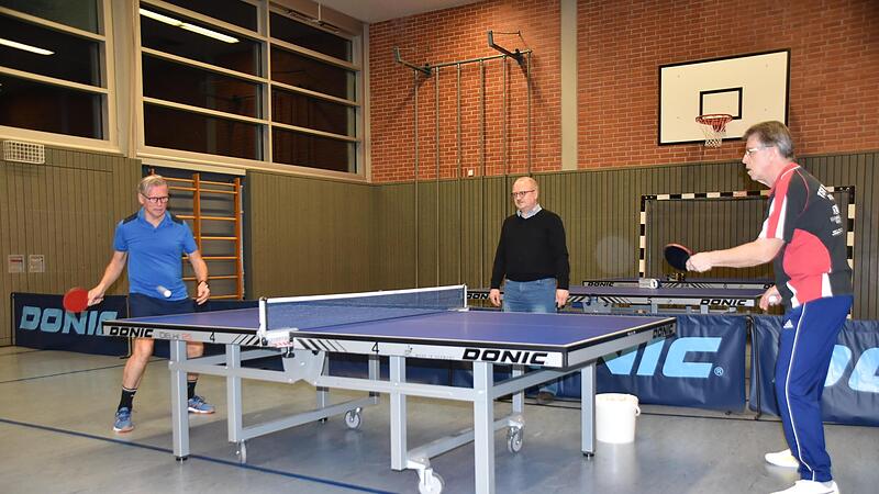 Wolfgang Krebs (links)  spielt Tischtennis, um den Verlauf seiner Parkinsonkrankheit positiv zu beeinflussen. Mit dem TSV Thurnau (im Bild Horst Schwanebeck, rechts, und Abteilungsleiter Dieter Baumgarten) lädt er ebenfalls Betroffene ein, es ihm ...