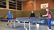 Wolfgang Krebs (links)  spielt Tischtennis, um den Verlauf seiner Parkinsonkrankheit positiv zu beeinflussen. Mit dem TSV Thurnau (im Bild Horst Schwanebeck, rechts, und Abteilungsleiter Dieter Baumgarten) lädt er ebenfalls Betroffene ein, es ihm ...