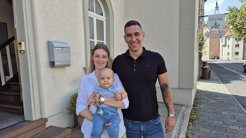 Neue Wirts-Familie f&uuml;r das Restaurant Opatija an der N&uuml;rnberger Stra&szlig;e: Zeljko Jezdic mit seiner Frau Melina und seinem Sohn Vasilije