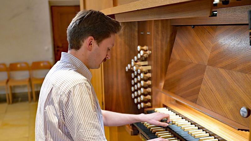 Willi spielt Popmusik auf der Orgel Willi spielt Popmusik auf der Orgel