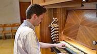 Willi spielt Popmusik auf der Orgel