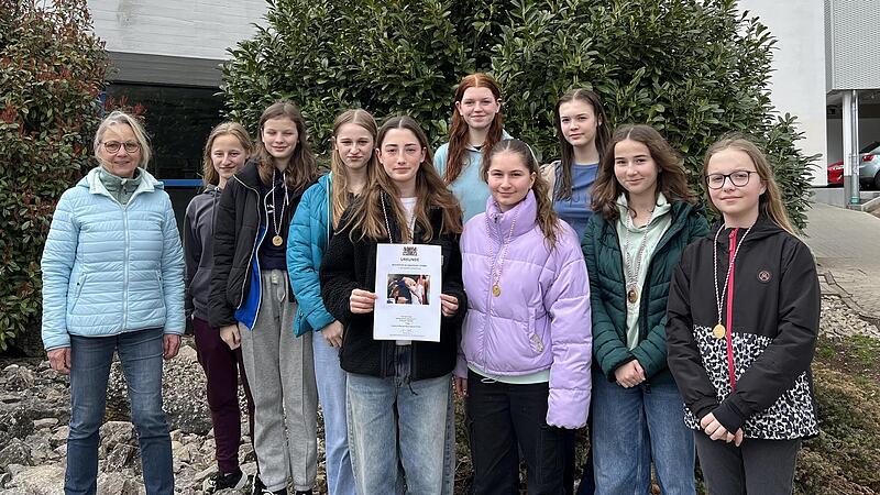 Die M&auml;dchen des Friedrich-R&uuml;ckert-Gymnasiums d&uuml;rfen am 18. April in Bayreuth beim Landesfinale antreten.