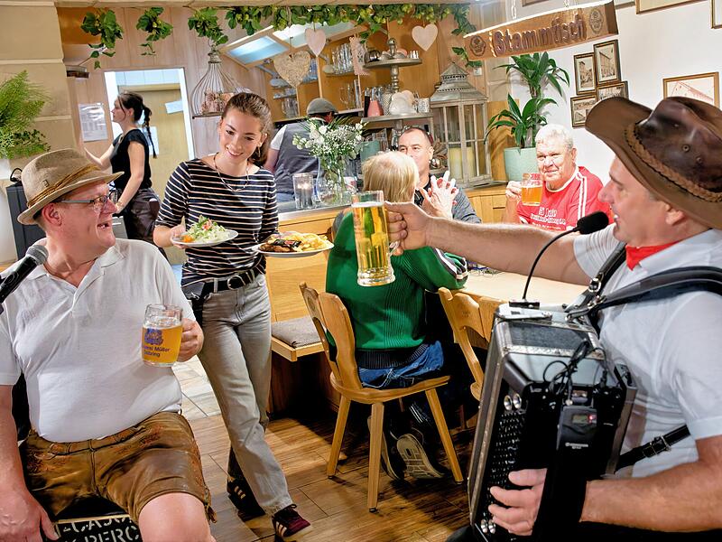Beim Anstich des Brauerei-Gasthofes Müller in Debring vor den Toren von Bamberg