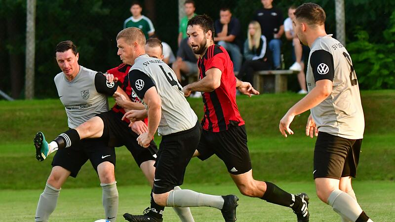 Florian Pfahl (mit Ball) wird nach der Saison nicht mehr in der Neuseser Trainerverantwortung sein.