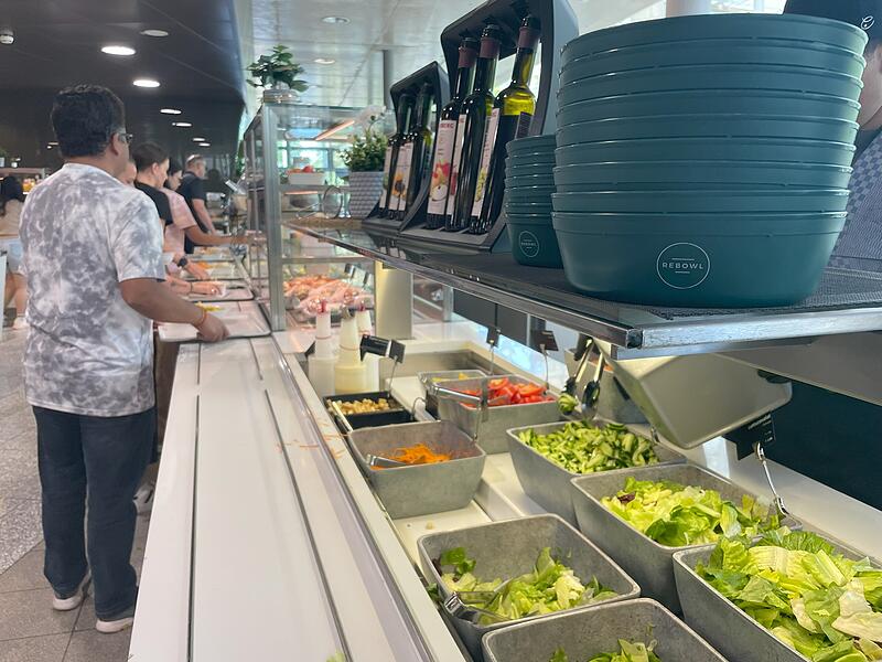 Adidas Herzogenaurach Kantine Die Salatbar der Adidas-Kantine "Stripes". Der Salat lässt sich auch in der Mehrwegschalen mitnehmen.