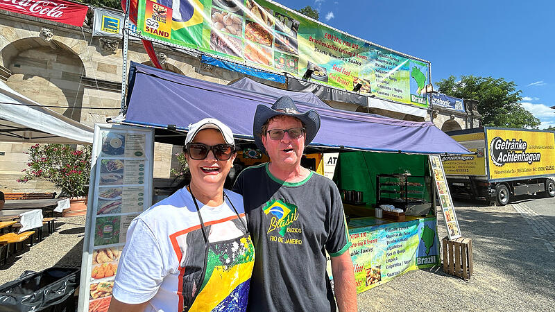 Brasilianisches Essen Am Stand von Janete Ramalho Santos gibt es brasilianisches Essen. Mitarbeiter Thomas Hilenbrand ist bereits seit 2013 dabei.