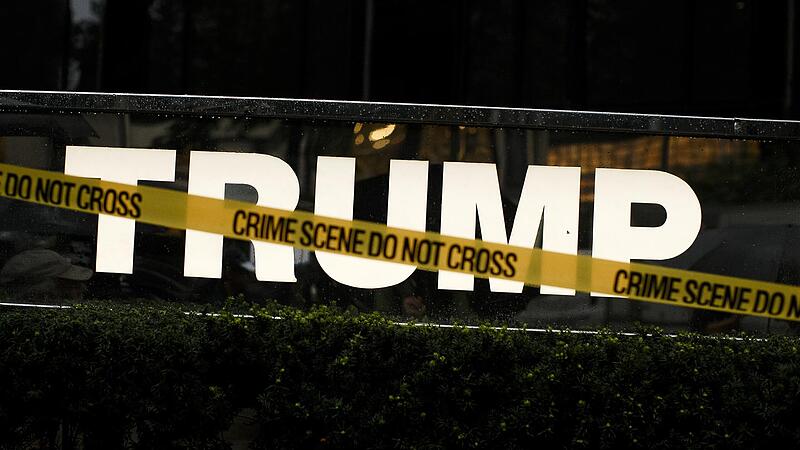 Ein von Demonstranten aufgehängtes Absperrband am „Trump International Hotel & Tower“ in New York.