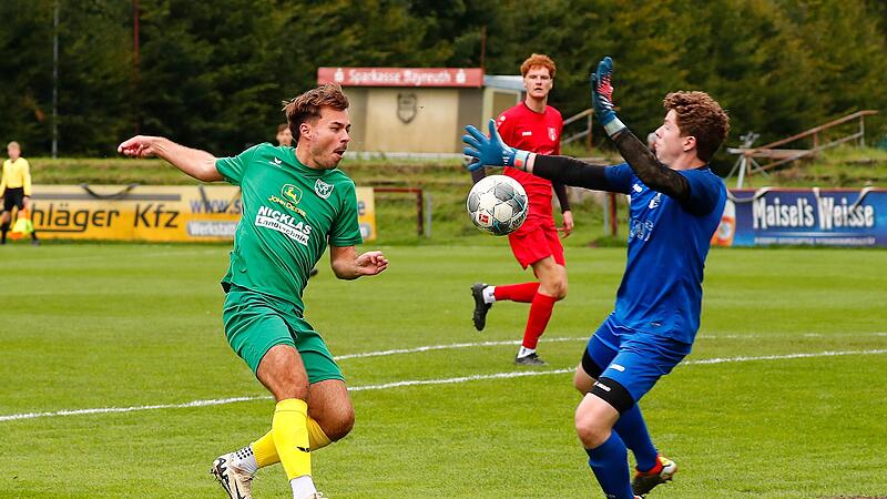 Christopher Weggel (l.) wurde beim VfR Katschenreuth im  Pokalspiel gegen den FSV Bayreuth zur tragischen Figur: Nach seinem Treffer zum 1:1-Endstand gegen  scheiterte im anschlie&szlig;enden Elfmeterschie&szlig;en.
