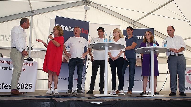 Bürgermeisterin Anja Gebhardt begrüßte vor der Podiumsdiskussion die Gäste.Hofleben: Der Hof der Familie Galster in Gosberg