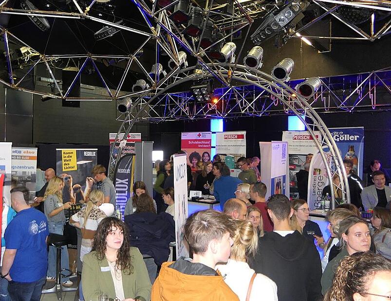 Berufsorientierung in einer ungewöhnlichen Location: In der Disco Rainbow lockte die Jobmesse viele Hundert Interessierte nach Knetzgau.