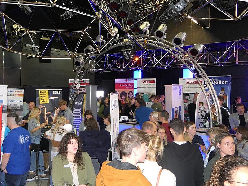 Berufsorientierung in einer ungewöhnlichen Location: In der Disco Rainbow lockte die Jobmesse viele Hundert Interessierte nach Knetzgau.