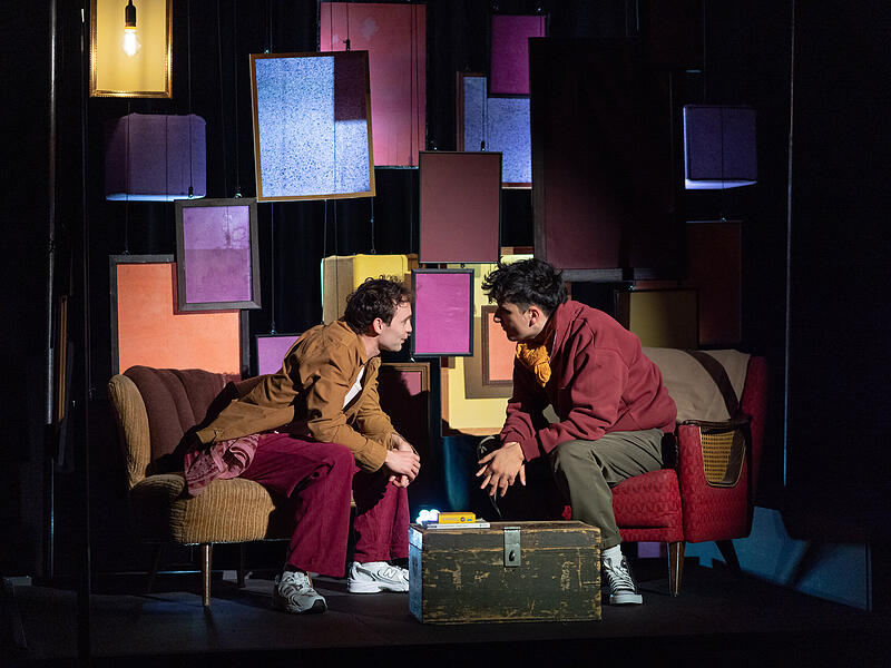 Janik (Jonas H&auml;mmerle, links) und Samuel (Adriano Henseler) stehen vor dem Aufbruch ins eigene Leben.