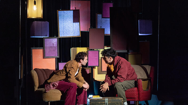 Janik (Jonas H&auml;mmerle, links) und Samuel (Adriano Henseler) stehen vor dem Aufbruch ins eigene Leben.