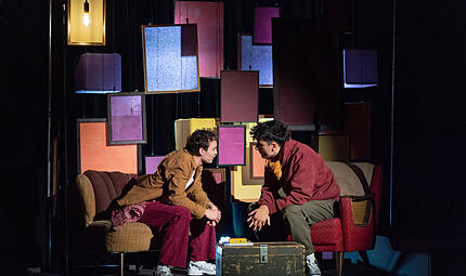 Janik (Jonas H&auml;mmerle, links) und Samuel (Adriano Henseler) stehen vor dem Aufbruch ins eigene Leben.