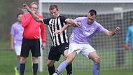 Einen von neun Saisonsiegen feierten der VfR Schneckenlohe und  Philipp Engel (lila Trikot) beim 3:1 gegen die SG Marktzeuln II/Horb.