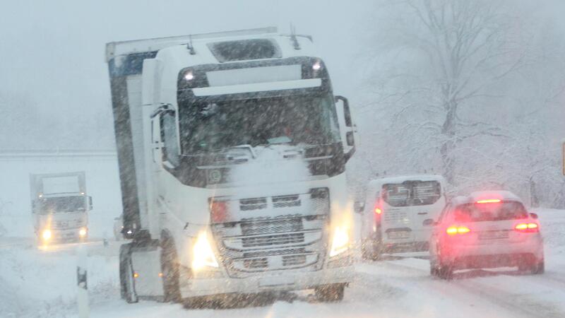 Erst im Januar entstand dieses Bild: Bei plötzlich hereinbrechendem Schneefall gab es im nördlichen Landkreis Haßberge eine ganze Reihe von Unfällen. Selbst mit einem perfekt organisierten und arbeitenden Räumdienst braucht es auch Autofahrer, die... Erst im Januar entstand dieses Bild: Bei plötzlich hereinbrechendem Schneefall gab es im nördlichen Landkreis Haßberge eine ganze Reihe von Unfällen. Selbst mit einem perfekt organisierten und arbeitenden Räumdienst braucht es auch Autofahrer, die...