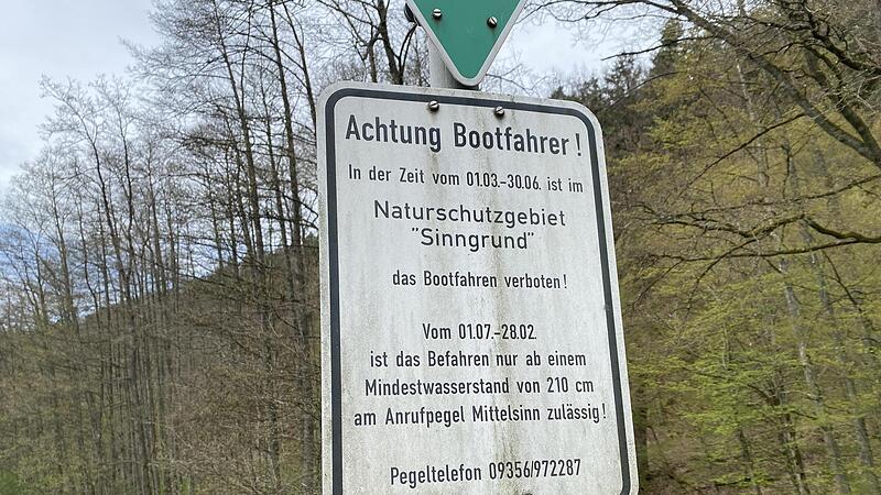 Das Bootfahren auf der Sinn ist in bestimmten Monaten verboten, besagt dieses Schild. Das Bootfahren auf der Sinn ist in bestimmten Monaten verboten, besagt dieses Schild.