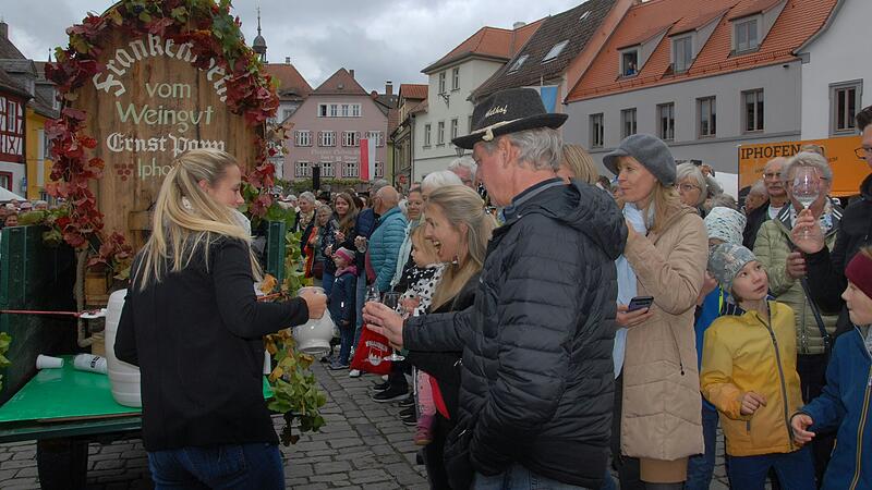 Da strahlten die Schaulustigen beim Wein und Bremser, den die Winzer bei der Letzten Fuhre gratis ausschenkten. Da strahlten die Schaulustigen beim Wein und Bremser, den die Winzer bei der Letzten Fuhre gratis ausschenkten.