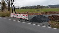 Nach den ersten Baumaßnahmen hat sich der Weg verändert - er ist zu einer Straße geworden. Doch Harald Fleischmann erklärt, dass er die Einmündung mit einem Graben zurücklaut und um hundert Meter, wie gefordert, verlegen kann. Nach den ersten Baumaßnahmen hat sich der Weg verändert - er ist zu einer Straße geworden. Doch Harald Fleischmann erklärt, dass er die Einmündung mit einem Graben zurücklaut und um hundert Meter, wie gefordert, verlegen kann.