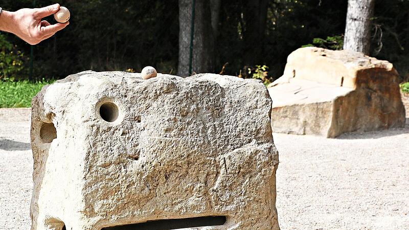 Die Stein-Murmelbahnen am Barfußpfad sind beliebt. Deshalb werden fünf weitere angeschafft. K. Klaschka Die Stein-Murmelbahnen am Barfußpfad sind beliebt. Deshalb werden fünf weitere angeschafft. K. Klaschka