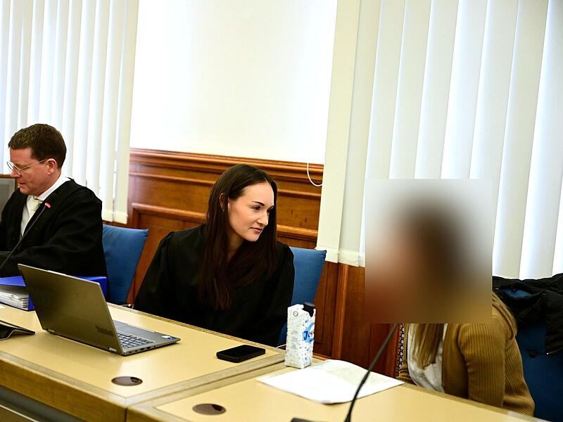 Die beiden Strafverteidiger Dr. Friedrich Schultehinrichs und Dr. Anne Pradel aus Frankfurt am Main und die Angeklagte aus Israel