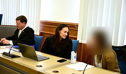 Die beiden Strafverteidiger Dr. Friedrich Schultehinrichs und Dr. Anne Pradel aus Frankfurt am Main und die Angeklagte aus Israel