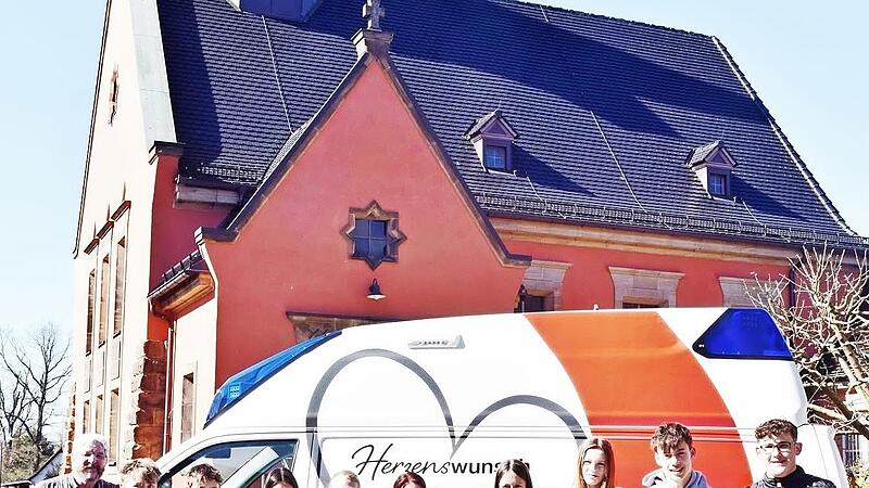 Die Neuenmarkter Konfirmanden &uuml;bergeben ihre Spende f&uuml;r das Herzenswusch-Hospizmobil.