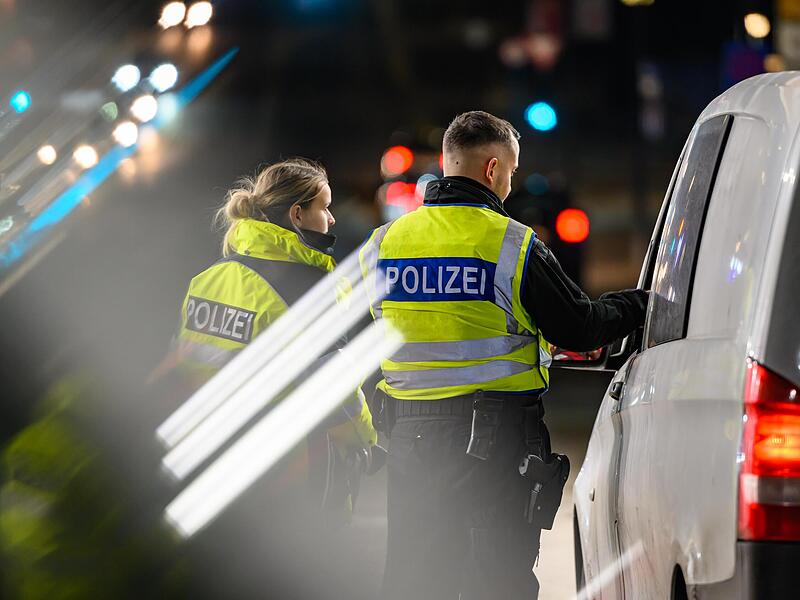 Zwei Beamte der Bundespolizei kontrollieren am deutsch-polnischen Grenz&uuml;bergang bei der Einreise nach Deutschland den Fahrer eines Kleintransporters. Die Union will an Grenzkontrollen festhalten.