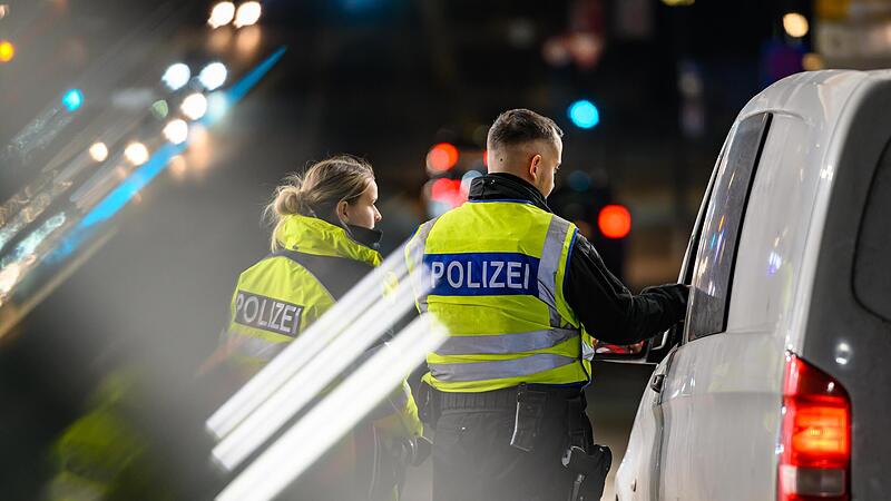 Zwei Beamte der Bundespolizei kontrollieren am deutsch-polnischen Grenz&uuml;bergang bei der Einreise nach Deutschland den Fahrer eines Kleintransporters. Die Union will an Grenzkontrollen festhalten.