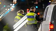 Zwei Beamte der Bundespolizei kontrollieren am deutsch-polnischen Grenz&uuml;bergang bei der Einreise nach Deutschland den Fahrer eines Kleintransporters. Die Union will an Grenzkontrollen festhalten.