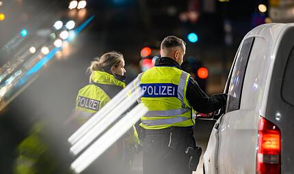 Zwei Beamte der Bundespolizei kontrollieren am deutsch-polnischen Grenz&uuml;bergang bei der Einreise nach Deutschland den Fahrer eines Kleintransporters. Die Union will an Grenzkontrollen festhalten.