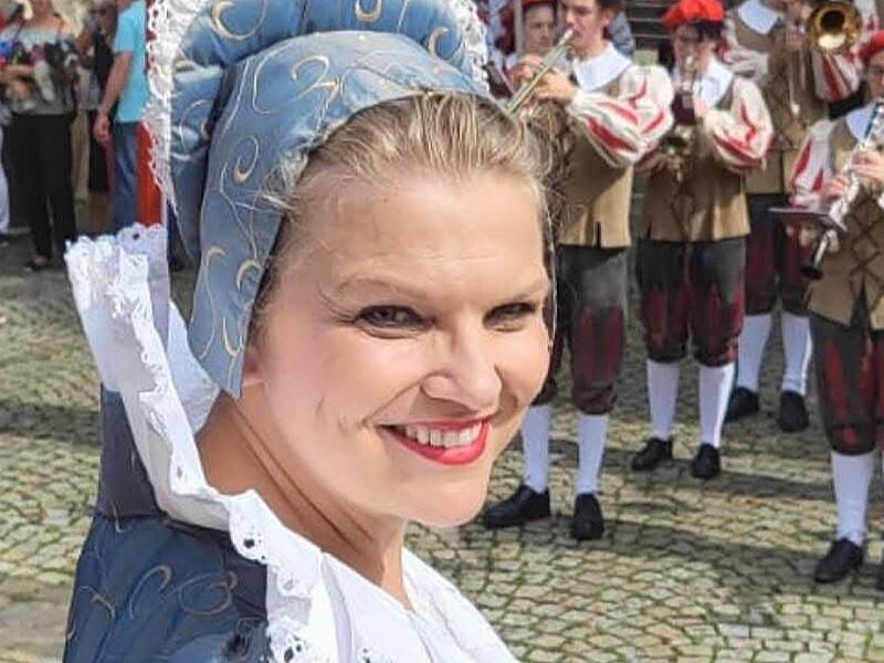 Claudia Kind ist die Vorsitzende der Heimatspielgemeinde M&uuml;nnerstadt. Ihre Hauptrolle: die Oberb&uuml;rgermeistersgattin Appolone.